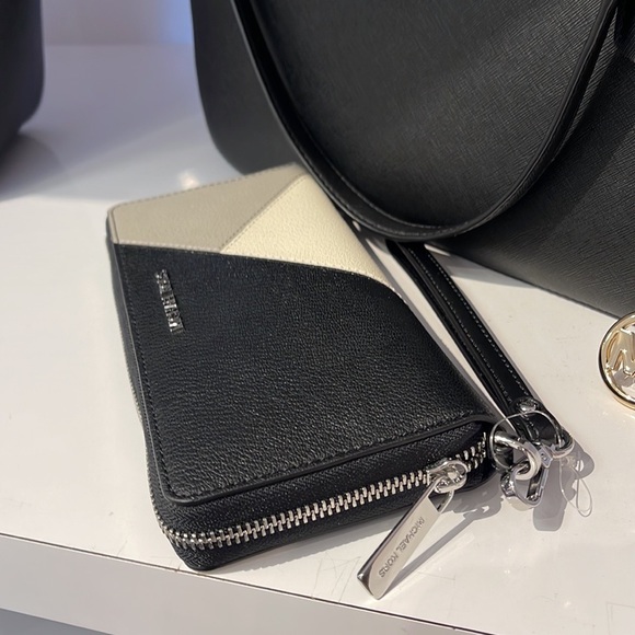 MICHAEL KORS LARGE TRAVEL CONTINENTAL WRISTLET WALLET PHONEHOLDER Black Multi - Picture 15 of 16